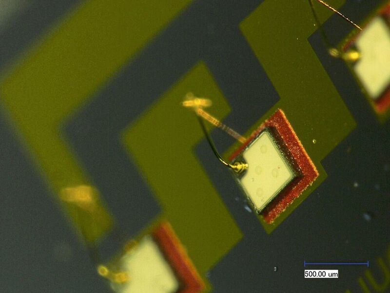 Bild 3: Mittels KlettWelding kontaktierte LEDs (NanoWired)