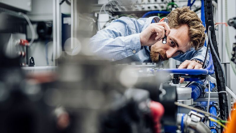 In seinem Wasserstoff-Prüfzentrum in Stuttgart entwickelt und testet Mahle Technologien für Wasserstoffmotoren und Brennstoffzellenantriebe. In seinem Wasserstoff-Prüfzentrum in Stuttgart entwickelt und testet Mahle Technologien für Wasserstoffmotoren und Brennstoffzellenantriebe.