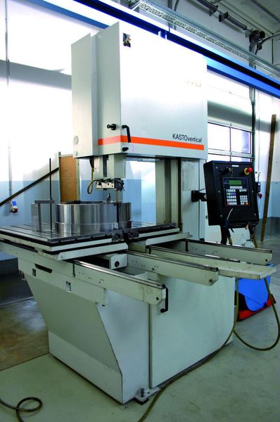 Bild 4: Die Block-, Platten- und Probeschnittbandsäge ist mit einem verfahrbaren Maschinentisch, der bis zu 2000 kg Werkstückgewicht aufnimmt, ausgerüstet. Bild: Kasto (Archiv: Vogel Business Media)