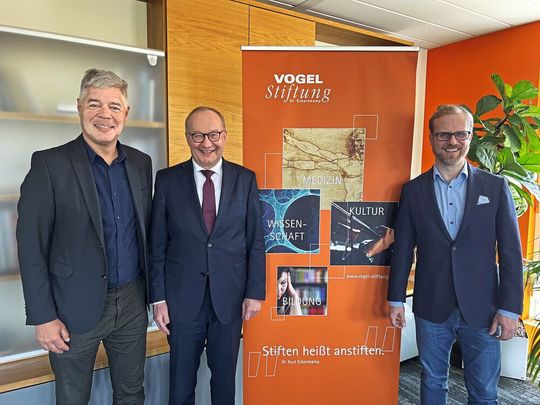 Dr. Gunter Schunk, Vorstandsvorsitzender der Stiftung, Prof. Dr. Hermann Einsele (UKW) und Prof. Dr. Michael Hudecek (UKW, v.l.): „Starker Impuls für die Krebsforschung am UKW“. Dr. Gunter Schunk, Vorstandsvorsitzender der Stiftung, Prof. Dr. Hermann Einsele (UKW) und Prof. Dr. Michael Hudecek (UKW, v.l.): „Starker Impuls für die Krebsforschung am UKW“.