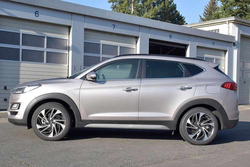 Mit 4,48 Metern Länge lässt sich der Tucson noch der Kompaktklasse zuordnen. Mit mindestens 1,6 Tonnen Leermasse allerdings nicht mehr. (Rosenow / »kfz-betrieb«)