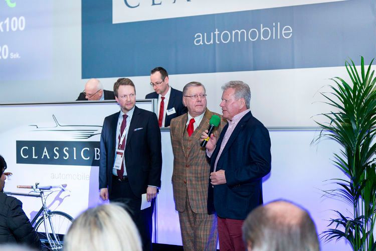Günther Kaufmann (li.), Leiter von Classicbid, war zufrieden mit dem Messeauftritt und dem Ergebnis der Versteigerung. Besonders freute er sich über die engagierten Bieter, die live dabei waren. (Foto: Classicbid)