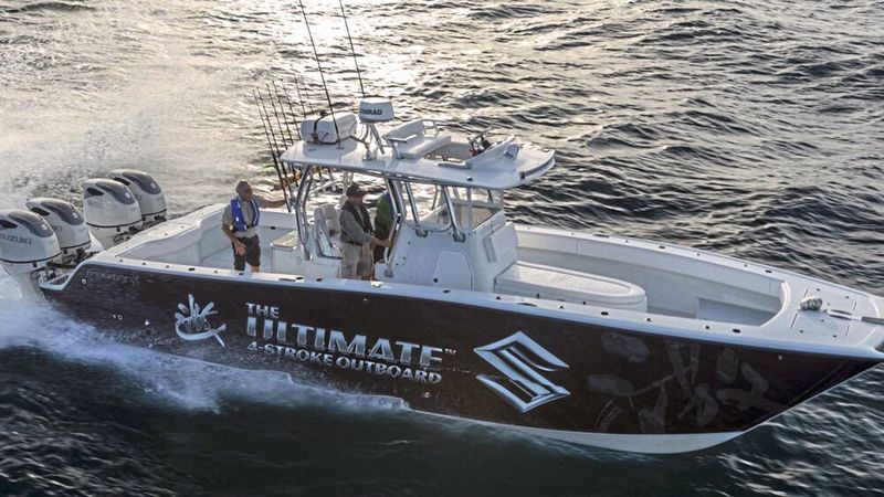 Mit Innovationen wie beispielsweise dem seegrasabweisenden Propeller präsentierte sich Suzuki ab 1965 auch als Anbieter moderner Außenbordmotoren im Bootsbereich. 1973 entwickelten die Japaner das weltweit erste Wasserpumengehäuse aus Edelstahl, 1980 brachten sie Außenbordmotoren mit Öleinspritzung auf dem Markt. 1991 erfanden die Ingenieure mit Keramikfaser verstärkte Metallkolben und 2006 führten sie den allerersten Viertakt-V6-Außenbordmotor mit 300 PS (220,7 kW) ein. (Bild: Suzuki)