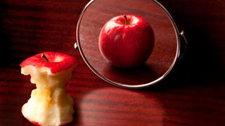 AN-Betroffene leiden unter einem verzerrten Selbstbild (© LuisPortugal – Getty Images via Canva.com)