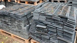 Wenn Bremsbeläge ausgestanzt werden, fällt viel Gummiabfall an. Bisher konnte derselbe aber kaum vernünftig für anderes genutzt werden, sagen Experten der technischen Hochschule Köln. Das hat aber offensichtlich nun ein Ende, wie die Rheinländer betonen ... (Bild: Eurobremsband)