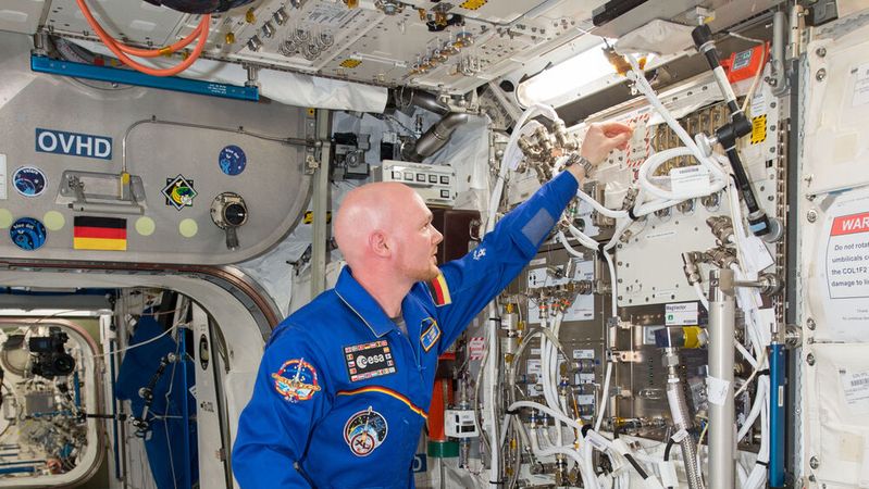ESA-Astronaut Alexander Gerst installiert den «Electromagnetic Levitator» (EML) an Bord der ISS. An diesem Instrument führte Gerst später auch die Versuche der Empa mit metallischen Gläsern durch.(Bild:  Nasa)