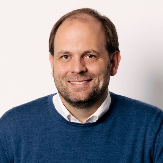 Henrik Emmert ist Geschäftsführer von Sidekick Health Germany und PINK gegen Brustkrebs. Beide Unternehmen bieten vom BfArM zugelassene Digitale Gesundheitsanwendungen (DiGA) an. Zuvor beriet er als Principal bei der Boston Consulting Group internationale Healthcare-Unternehmen. Darüber hinaus engagiert er sich als 2. stellv. Vorstandsvorsitzender im Spitzenverband Digitale Gesundheitsversorgung (SVDGV).(Bild:  Sidekick Health)