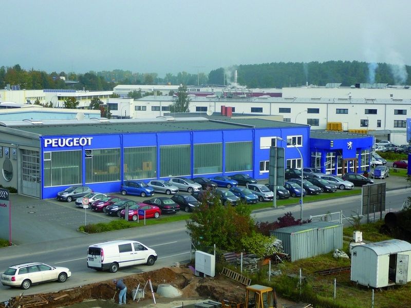 Die Modelle der Marke Peugeot werden im Bluebox-Autohaus präsentiert. (Archiv: Vogel Business Media)