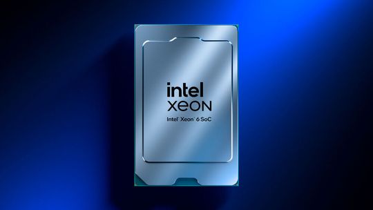 Das „Intel Xeon 6“-SOC ist eine spezielle „Granite-Rapids“-Variante für den vRAN- und Edge-Einsatz mit bis zu 72 „P“-Cores. Es verfügt über eine vRAN-Boost-Technologie und ein anderes IO-Chiplet mit zwei 100G-Ethernet-Controllern. Die „Intel Advanced Matrix Extensions“ (AMX) im Prozessor beschleunigen KI-Workloads.(Bild:  Intel Corporation)