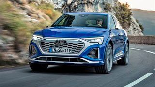 Der Audi-Elektro-SUV Q8 „e-tron“ leidet an eingbrochenen Absatzzahlen. Gebaut wird er am Standort Brüssel. Aufgrund der mauen Nachfrage gibt es Probleme, die der Belegschaft Ende letzter Woche mitgeteilt wurden. Auch machen Gerüchte über viele Entlassungen die Runde. (Bild: Audi)