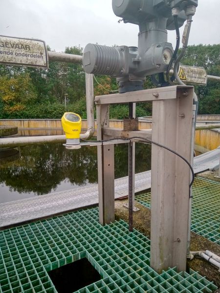 Der Vegapuls 31 steuert im Nachklärbecken ein Ventil an, um mehr oder weniger Wasser zuzuführen. (Bild: Vega)