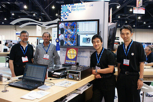 Gruppenfoto des globalen LTFS-Teams: (von links) David Pease, IBM Almaden Research Center; Ed Childers, IBM Tuscon; Shinobu Fujihara und Hinronobu Nagura, IBM Japan. (IBM)