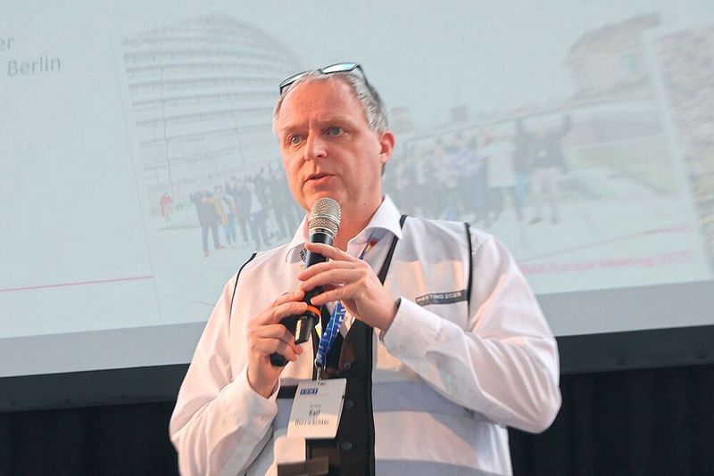 Die Organisation der Veranstaltung lag beim Verband Deutscher Werkzeug- und Formenbauer (VDWF). Dessen Geschäftsführer Ralf Dürrwächter begleitet die Teilnehmer durch das umfang- und arbeitsreiche Programm des Meetings. (Bild: Maschinenmarkt/rw)