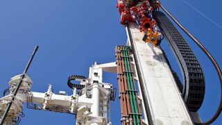 Auch der „Pipe Handler“ für das Handling des Bohrgestänges ist mit einer igus-Energiekette ausgestattet. (Bild: Herrenknecht Vertical)