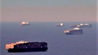 Wie das Kiel Institut für Wirtschaftsforschung IfW jetzt analysiert hat, ebbt der Containerschiffstau in der Deutschen Bucht offensichtlich ab – etwa 30 Prozent weniger Schiffe müssen demnach jetzt noch auf die Abfertigung warten. (Bild: IfW)