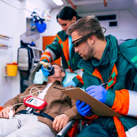 Das Arbeiten mit AR-Lösungen ist im Gesundheitssektor teilweise schon heute Realität.(Copyright (c) 2021 My Ocean Production/Shutterstock. No use without permission.)