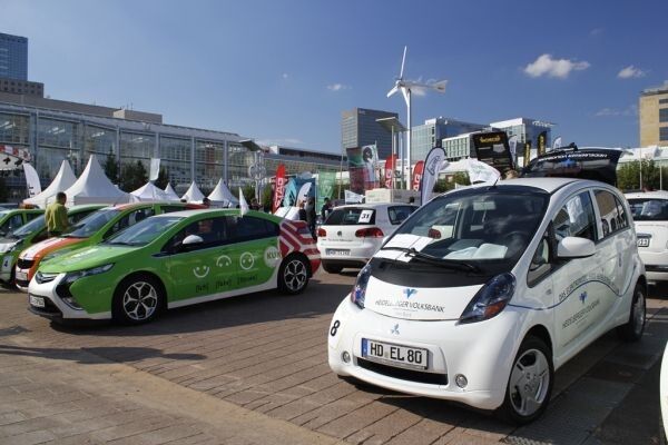 Bertha Benz Challenge 2012, 1. Tag: Präsentation der teilnehmenden Fahrzeuge auf dem Freigelände der Frankfurter Messe. Der Mitsubishi i-MiEV der Heidelberger Volksbank. (Ulrich Steinlechner)