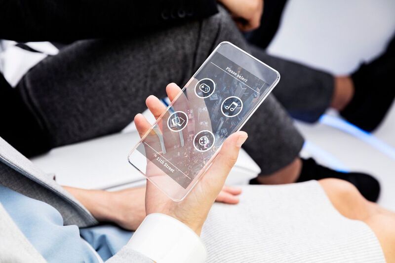 Bei der Smart-Vision würde der Ruf über eine virtuelle Taste auf dem Smartphone erfolgen. (Daimler)