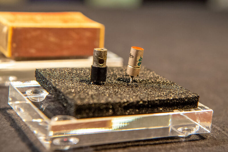 Bild 2: Der Bell-Transistor (links) und der Siemens-Nachbau im Vergleich. (© Kristin Rinortner)