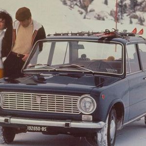 Außen kompakter als ein Opel Kadett oder VW Käfer, aber innen mit Platz für die ganze Familie – der Fiat 124 überzeugte als geräumige Sportlimousine. Als Limousine wurde er von Fachjournalisten der europäischen Motorpresse zum Auto des Jahres 1967 gewählt. Schon damals erzielte der Fiat-Konzern einen bedeutenden Anteil seines Umsatzes außerhalb Italiens. Wesentlichen Anteil hieran hatten Lizenzproduktionen von Tochterfirmen, die die Fahrzeuge unter ihrem Markennamen vertrieben, sofern sie gut zu den jeweiligen nationalen Bedürfnissen passten.(Bild:  Fiat)