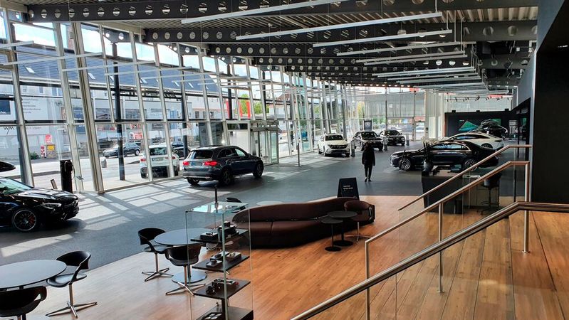 Die Chipkrise schlug voll auf das Geschäft des Handels durch: In der Vergangenheit waren die Showrooms vieler Vertragspartner schon mit deutlich mehr Fahrzeugen bestückt.(Bild:  Schreiner/»kfz-betrieb«)