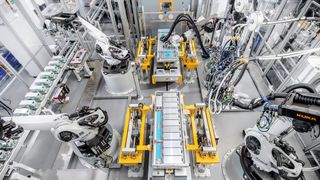 Die Auftragsbücher in der Robotik- und Automatisierungsbranche sind voll, doch die Unternehmen können sie nur langsam abarbeiten. Schuld daran sind die anhaltenden Probleme mit den Lieferketten. (Bild: Kuka)