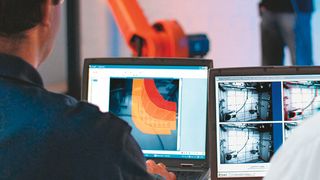 Tritt ein Werker – wie hier zu Demonstrationszwecken – in den als Schutzraum definierten Aktionsbereich eines Roboters, veranlasst das Sicherheitssystem den sofortigen Not-Halt. (Pilz)
