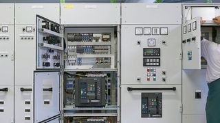 Standard-Schaltschrank: Mit dem anreihbaren Standardschaltschrank TS 8 lässt sich ein vorhandener Raum optimal ausnutzen. (Bild: Rittal)