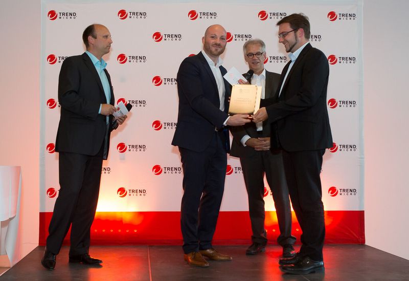 Bester Distributor 2014 Schweiz: Infinigate (Schweiz) AG (Thomas Kretzschmar, Head of Sales, Infinigate (Schweiz) AG; verliehen durch Dennis Eichkorn, Strategic Partner Business Manager, Trend Micro, Martin Ninnemann, Director Channel Sales, Trend Micro und Kay Bandemer, Manager Technical Consulting, Trend Micro)) (Bild: Trend Micro)