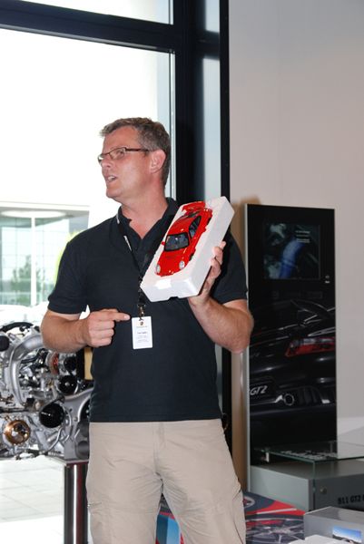 Jan Trinkl von Commvault bei der Vorführung der Präsente (Archiv: Vogel Business Media)