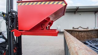 Den neuen Kippbehälter „4A“ von Bauer in Südlohn gibt es, lackiert oder feuerverzinkt, in drei verschiedenen Größen. (Bauer)