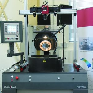 Die neue Blechumform-Prüfmaschine BUP 1000 ist für Ziehkräfte bis 1000 kN ausgelegt. Bild: Zwick