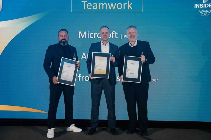 Ebenfalls in diesem Jahr neu bei den IT-Awards ist die Kategorie Teamwork  – hier konnten Björn Tromsdorf (rechts) von Microsoft, Sebastian Schwab (Mitte) von Atlassian und Alexander Haditsch (links) von Slack mit ihren Collaboration-Lösungen die meisten Stimmen für sich gewinnen – Gratulation! (Bild: Manuel Emme Fotografie)