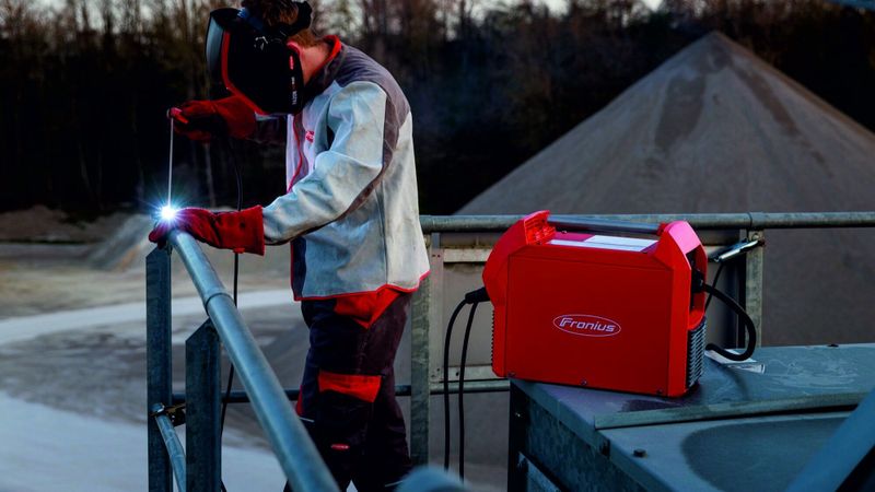Bereit für jede Herausforderung: Die Ignis 250 ermöglicht jederzeit und überall flexibles Lichtbogenhandschweißen – auch in höheren Leistungsbereichen. (Bild:  Fronius)