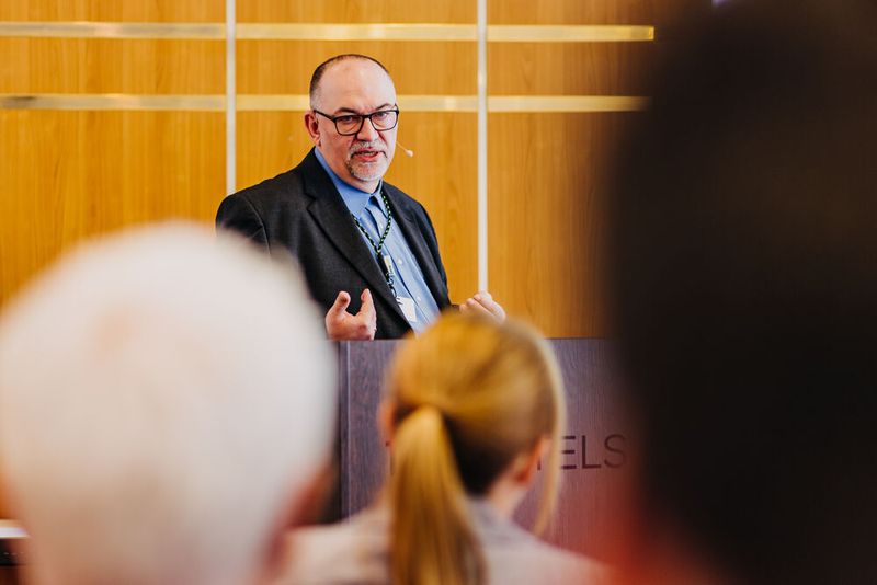 Frank Weber, Projektmanager bei PSI FLS Fuzzy Logic & Neuro Systeme, beschrieb die Möglichkeiten der Software „Qualicision“ anhand des Beispiels „einer qualitativen Auslastungs-KPI, basierend auf der Planzeit für eine Arbeitsstation als Grundlage für die Sequenzoptimierung“.  (Bild: www.bkfotofilm.de)