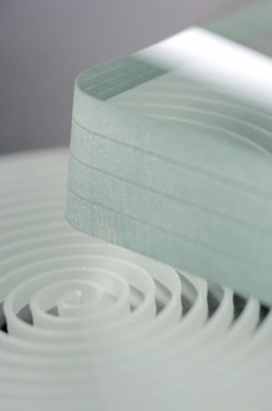 Auch harte Materialien wie Glas können mittels Wassertrahl geschnitten oder konturiert werden, wozu dem Prozess ein Abrasiv zugeführt wird. (Bild: STM)