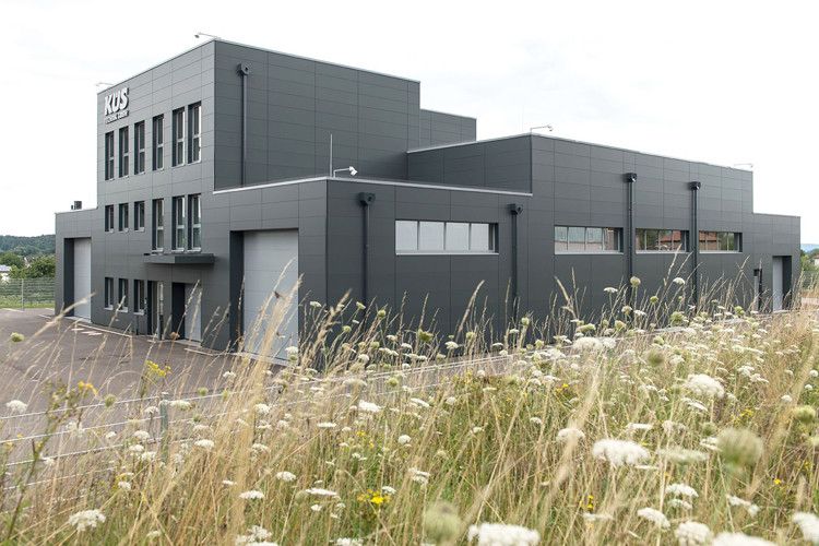 Ein Multimedia-Schulungsraum steht für Aus- und Weiterbildungsseminare bereit. (Foto: KÜS)