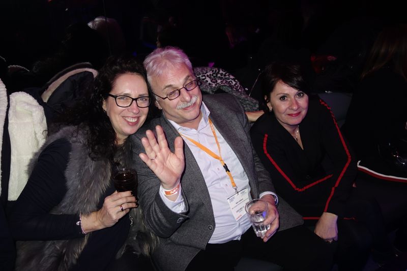 (v. l.) Elisabeth Dressler und Ralf Asmus, NEC, mit Birgit Diermann, Delo. (Bild: IT-BUSINESS)