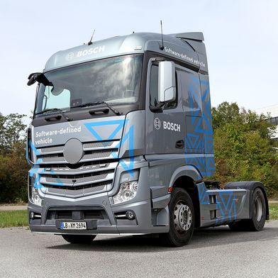 In commercial vehicles as well, vehicle functions that were previously distributed are now being consolidated onto central computing platforms—for example, for the cockpit or vehicle domains—and software and hardware are being consistently decoupled. (Source: Bosch)