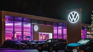Schöne neue VW-Welt: Während die Autohäuser immer moderner werden, wandert ein Teil des Vertriebs ins Internet ab. (Bild: Voets Automobilholding)