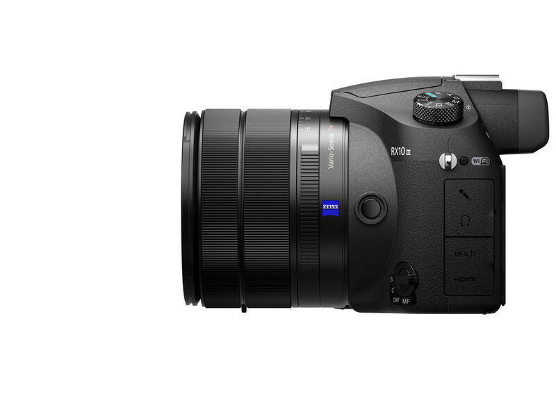 Die RX10 III bringt ein Kilo auf die Waage und ist etwas größer als das Vorgängermodell RX10 II. (Sony)