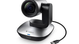 Mit ihrer Full-HD-Kamera mit 10-fach-Zoom ist die Logitech PTZ Pro Camera auch für größere Konferenzräume oder Veranstaltungen geeignet. Die Kamera wird über USB angeschlossen. (Bild: Logitech)