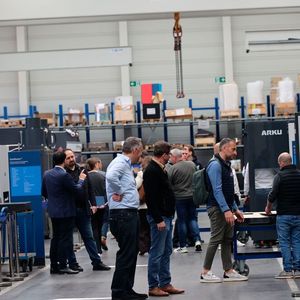 Rund 250 bis 300 interessierte Fachbesucher werden an den drei InfoTagen interessante Anregungen in den Werkhallen bei Arku bekommen(Bild:  Maschinenmarkt/rw)
