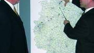 Jürgen Steimle (li.) und Dr. Martin-Matthias Köcher von MSU Consulting diskutieren die Netzplanung.  (Foto: MSU)