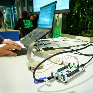 An zahlreichen Ausstellerständen waren handfeste Lösungen und produktivitätssteigernde Entwickler-Tools in Demos zu finden. Überhaupt waren Produktivitäts- und Qualitätssteigerung zentrale Motive des ESE Kongress 2025.(Bild:  Nicolas Det)