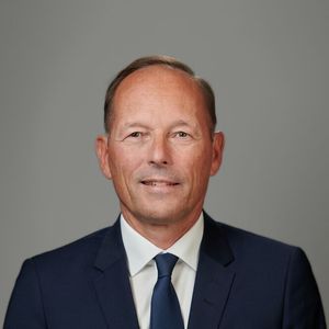 Der Vertrag von Evonik-Personalvorstand Thomas Wessel wurde bis 2028 verlängert.(Bild:  Evonik Industries)