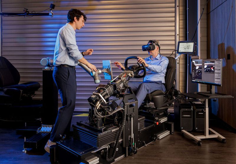 Andere Mitarbeiter „bauen“ den digitalen Zwilling, der die Eigenschaften eines Fahrzeugs, die Simulation seines Fahrverhaltens und die seiner Fahrassistenzsysteme und der On-Board-Software zusammenführt. (Bild: Autoren-Union Mobilität/Renault)