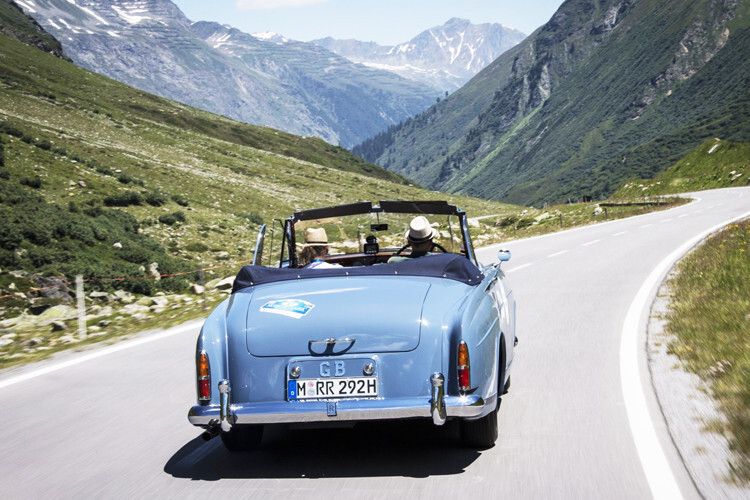 Bei der diesjährigen Silvretta Classic strahlt die Bergsonne mit den automobilen Träumen um die Wette. Himmlische Glücksgefühle erleben Fahrer und Beifahrer im Rolls Royce Silver Cloud. (Foto: Rolls-Royce)