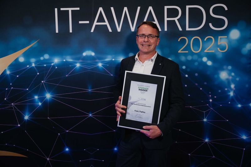 Alexander Tlusti von Fsas Technolgies/Fjitsu mit der Platin-Auszeichnung für „High-Performance-Speichersysteme“.  (Bild: Manuel Emme Fotografie)