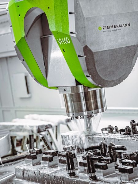 Die Außenkontur des Titanbauteils wird auf der sechsachsigen FZ42 von Zimmermann mit VH60-Fräskopf mit einem Neo-Mill-Titan vorgeschruppt.  (Bild: F. Zimmermann GmbH)